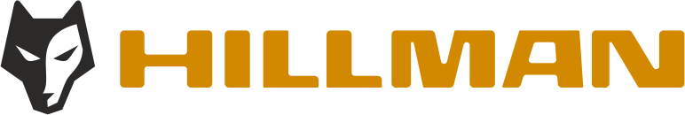 Logo von „Hillman“ mit dem Markennamen in fetten, senfgelben Großbuchstaben. Links davon befindet sich ein stilisierter Wolfskopf in Schwarz mit scharfen Augen und spitzen Ohren, die ein minimalistisches und auffälliges Design bilden.