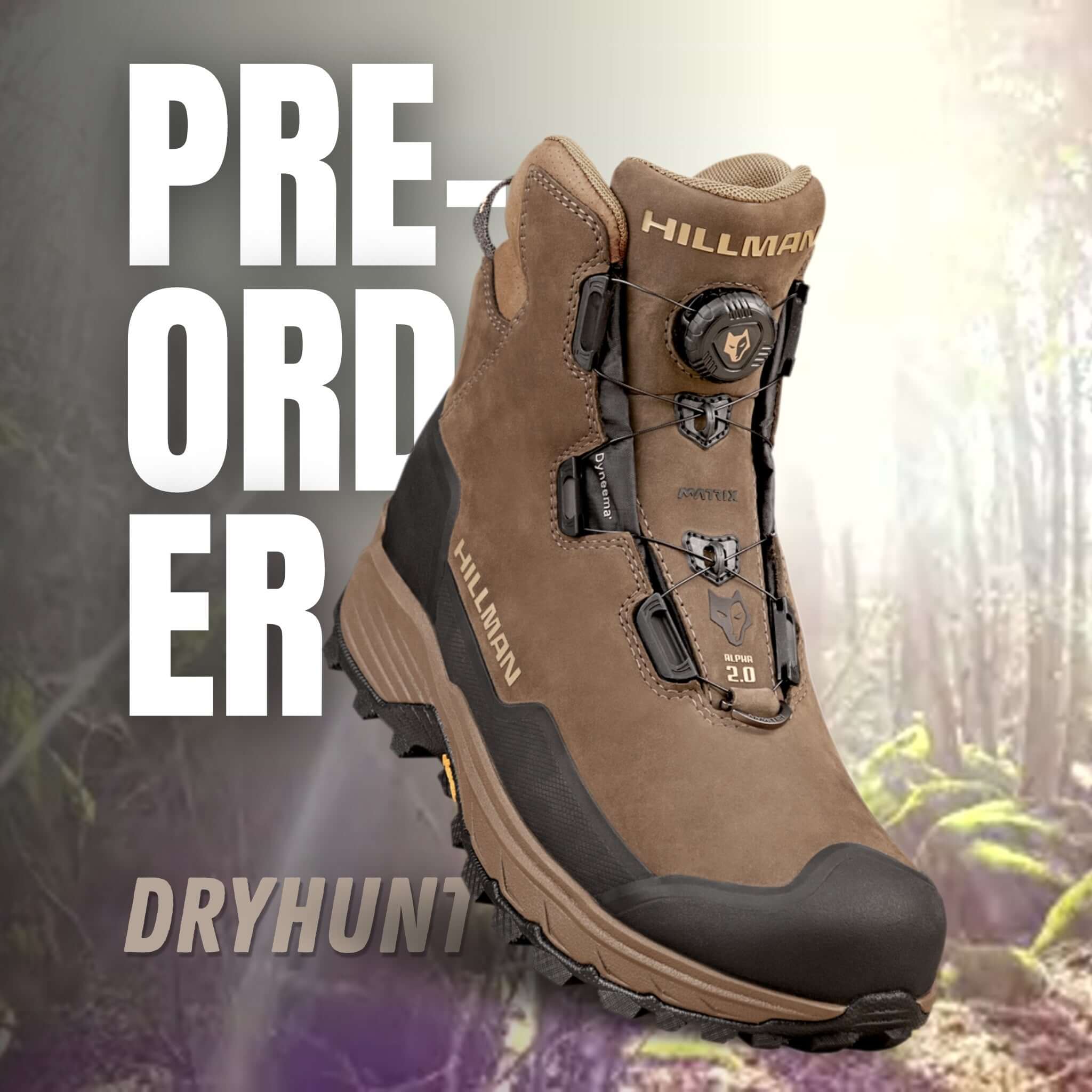 Ein brauner Hillman Vorbestellung 2.0 ALPHA DRYHUNT Jagdstiefel mit schwarzen Details ist vor einem Waldhintergrund abgebildet, mit "PRE-ORDER" und "ALPHA DRYHUNT 2.0" in großer Schrift neben dem Stiefel. Lieferung bis zum 20.07.2025.