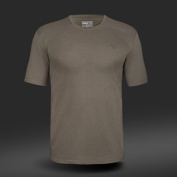 Das Hillman 1UL Kurzarm-T-Shirt präsentiert sich vor einem dunklen Farbverlaufshintergrund. Dieses schlichte olivgrüne Shirt aus antibakteriellen Bambusfasern hat kurze Ärmel und ein dezentes Logo auf der linken Brustseite und verbindet Stil mit Funktionalität.