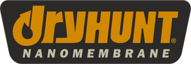 Logo mit dem Wort „DRYHUNT“ in fetten, orangefarbenen, stilisierten Buchstaben, wobei das „D“ einem Wassertropfen ähnelt. Darunter steht „NANOMEMBRANE“ in kleineren weißen Großbuchstaben, alles auf einem dunklen, schildförmigen Hintergrund.