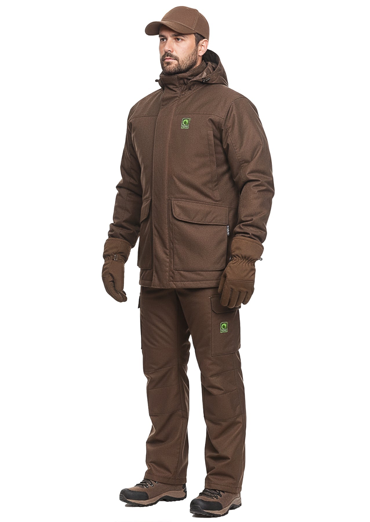Ein Mann trägt den Argo® 3-in-1 Winterjagdanzug® Herren Jagdanzug, mit passender Hose, Handschuhen und Mütze. Ausgestattet mit kompletter Jagdbekleidung von Argo® steht er leicht gedreht, bereit für Outdoor-Abenteuer.