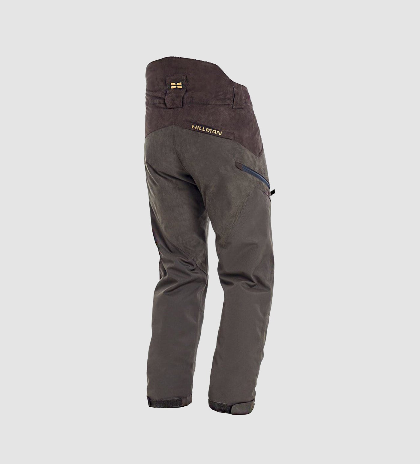 Die Hillman Vorbestellung Jagdhose Fusion - Winterhose | OAK verfügt über ein ergonomisches Design, verstärkte Gesäß- und Kniepartien, eine Seitentasche mit Reißverschluss und das HILLMAN-Logo am hinteren Hosenbund; dargestellt in Dunkelgrün und Braun auf grauem Hintergrund.