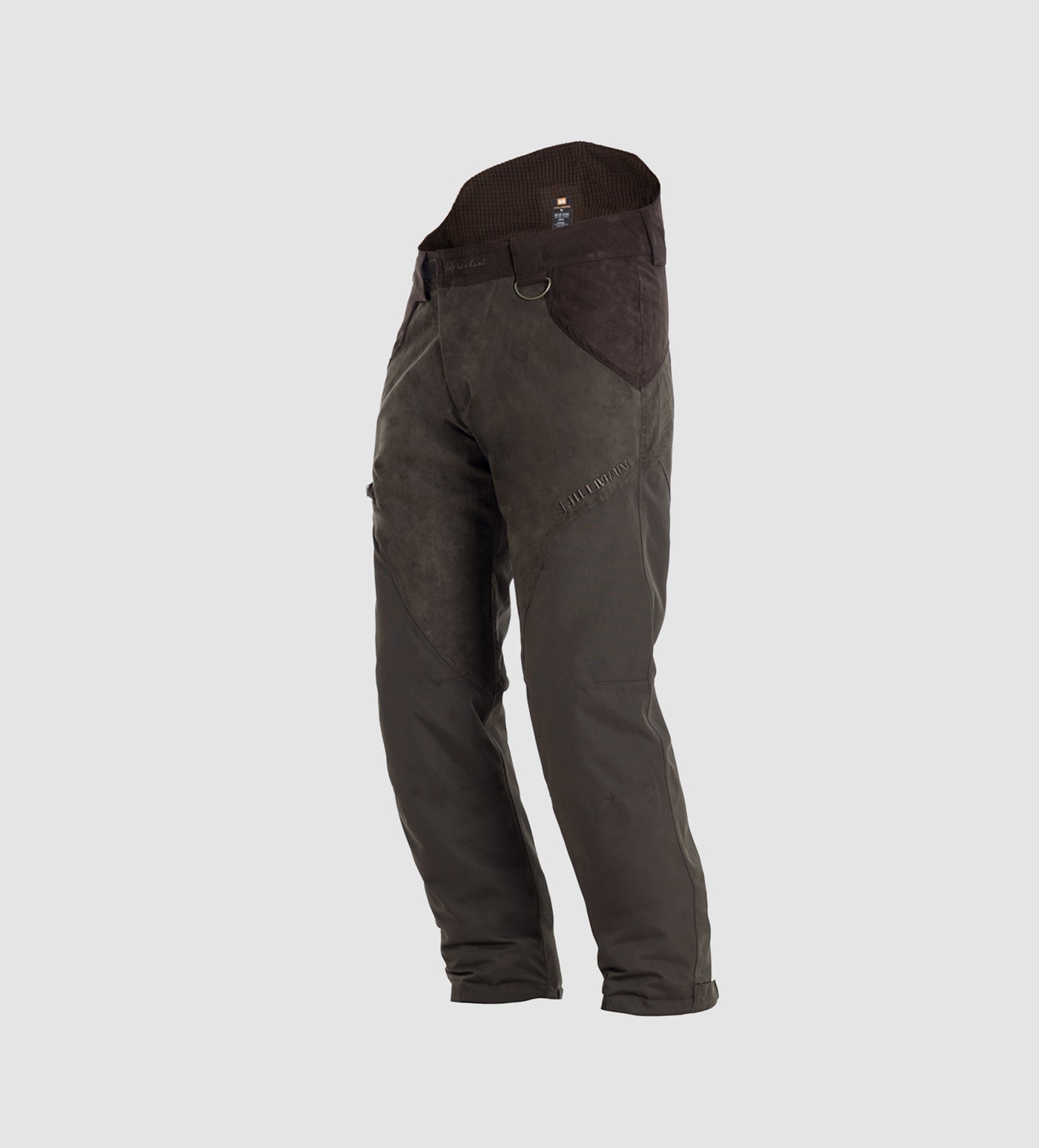 Die Hillman Vorbestellung Jagdhose Fusion - Winterhose | OAK ist eine dunkelolivgrüne und braune Outdoorhose mit verstärkten Knien und Oberschenkeln, einem hohen gerippten Bund und einem Metallring an der Taille, abgebildet auf einem schlichten hellgrauen Hintergrund.
