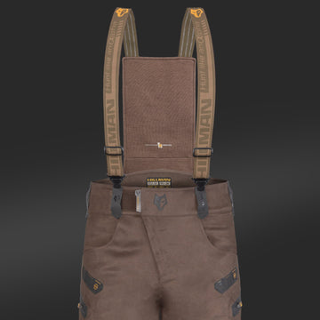 Die Hillman 6OL Winter Jagdhose Camouflage verfügt über verstellbare Hosenträger mit Logo-Muster, verstärkte Knie und mehrere Taschen. Diese robuste Tarnhose bietet einen langlebigen Look und ist ideal für Outdoor-Aktivitäten.