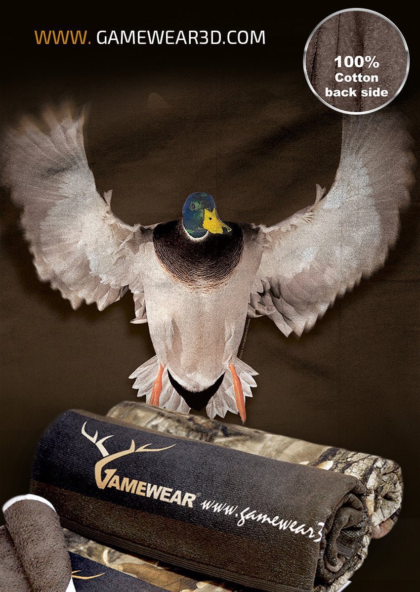 Das realistische Bild einer Stockente im Flug ist abgebildet. Darunter befindet sich ein aufgerolltes Duschtuch mit Camouflage-Muster (70 x 140 cm) von Hillman®, perfekt für eine Jagdatmosphäre, mit dem Text „Rückseite 100 % Baumwolle“ in der oberen rechten Ecke.