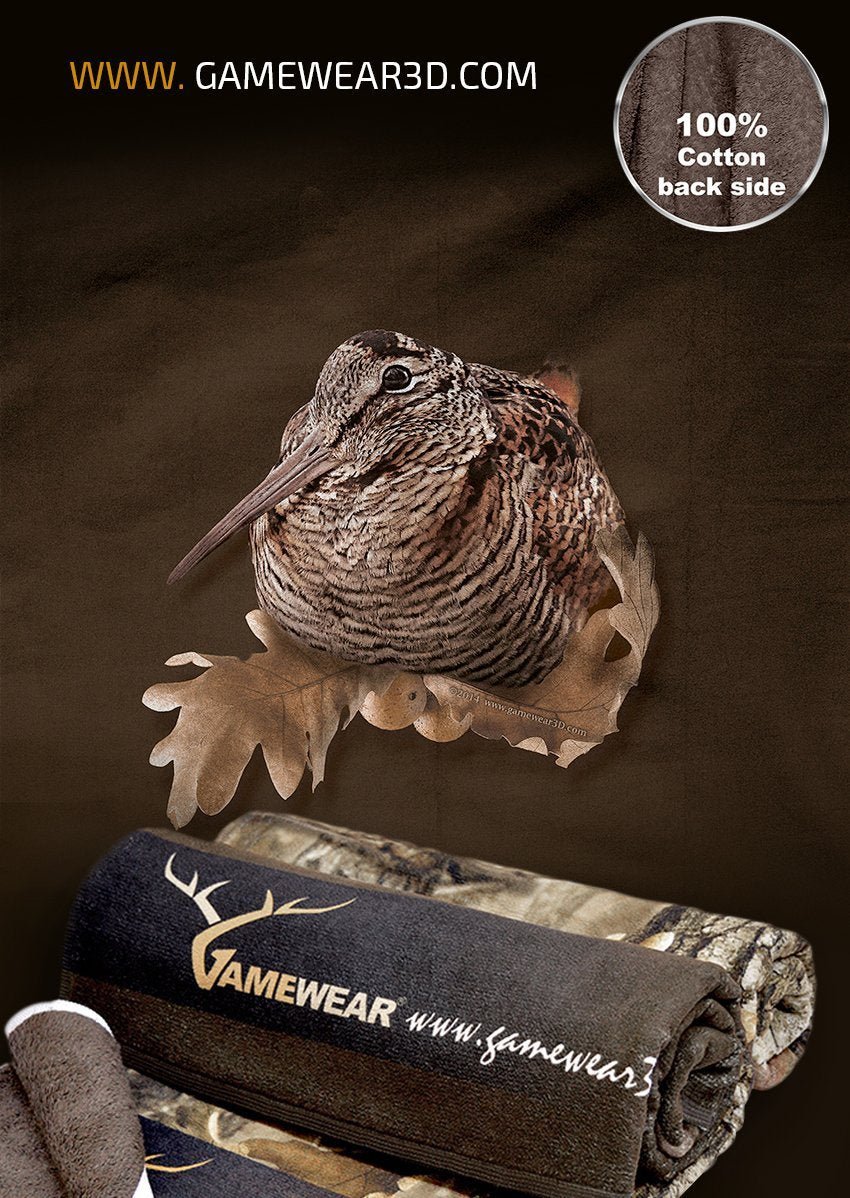 Das Hillman® Duschtuch Waldschnepfe besteht aus gefaltetem Camouflage-Stoff mit „Gamewear“-Logo und weckt so echte Jagdstimmung. Ein Vogelmotiv verschmilzt mit Blättern vor dunkelbraunem Hintergrund. „WWW.GAMEWEAR3D.COM“ und „Rückseite 100 % Baumwolle“ sorgen für dauerhafte Druckqualität.