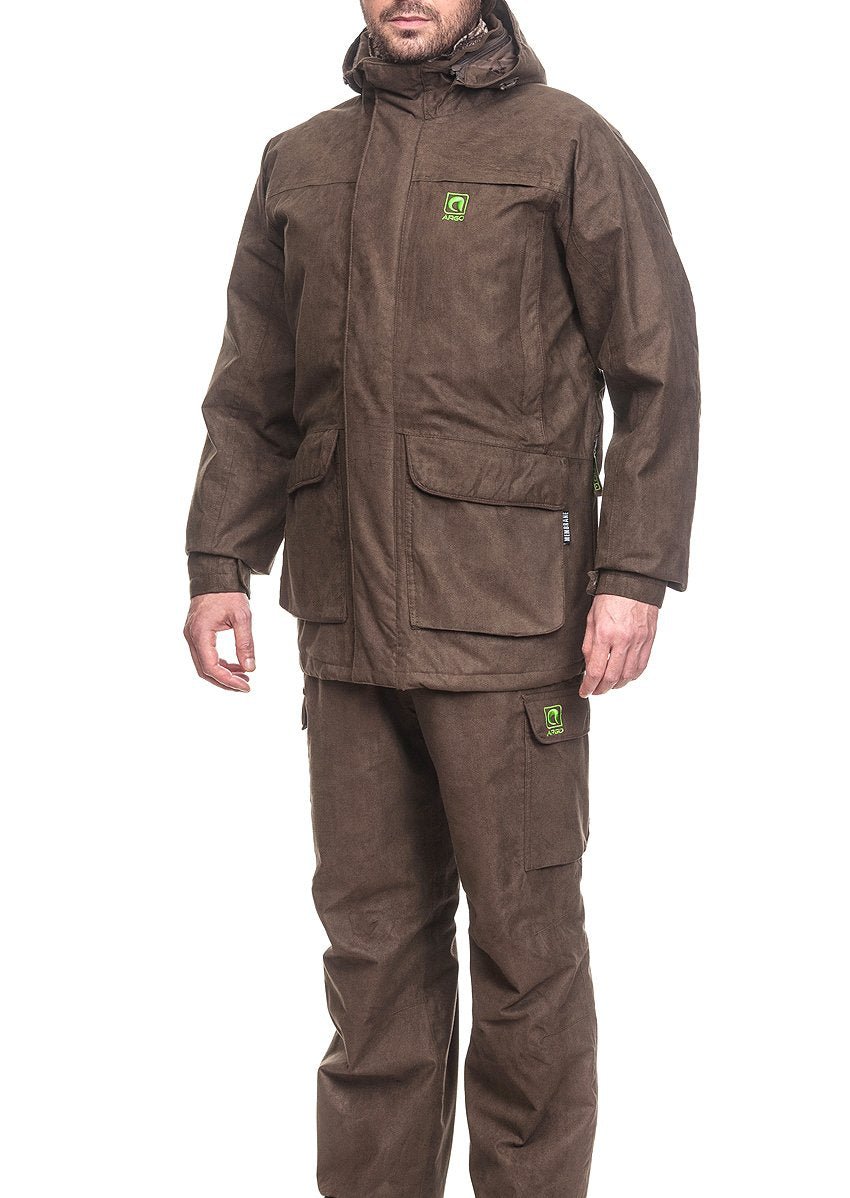 Eine Person trägt den 3-in-1-Winterjagdanzug® | Herren Jagdanzug ARGO von Argo® mit braunem Stoff und grünen Logo-Patches auf Brust und Oberschenkel vor weißem Hintergrund - eine stilvolle Wahl für Jagdbekleidung.