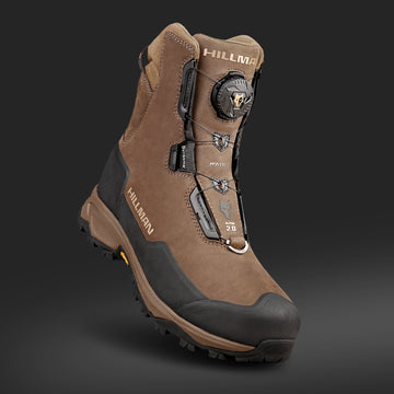 Der Hillman Vorbestellung 2.0 ALPHA AEROGEL Jagdstiefel zeichnet sich durch ein braunes und schwarzes, robustes Design, eine dicke Profilsohle, eine verstärkte Zehenkappe, Alpha Aerogel Isolierung, ein einzigartiges Zifferblatt-Schnürsystem und eine wasserdichte Schutz-Lieferung bis zum 20.07.2025 aus.