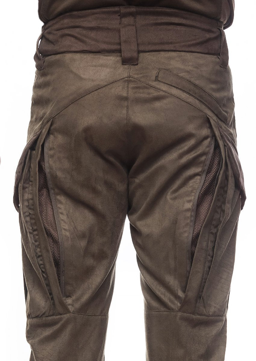 Die Hillman Sommer Jagdhose XPR präsentiert sich in einer Cargohose mit seitlichen Reißverschlussschlitzen und dunklem Bund. Aus strapazierfähigem Material mit Silvergear-Technologie gefertigt, eignet sie sich perfekt für Outdoor-Aktivitäten.