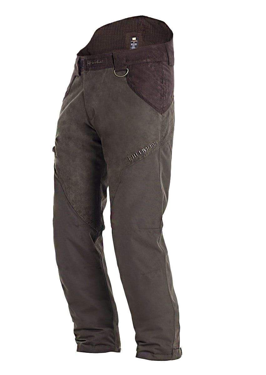 Eine Hillman Vorbestellung Jagdhose Fusion – Winterhose | OAK-Hose mit verstärkten Knien/Gesäß, hohem Bund, Gürtelschlaufen und einem Metallring – konzipiert für Strapazierfähigkeit und Nutzen bei der Jagd und wasserdichten Abenteuern.
