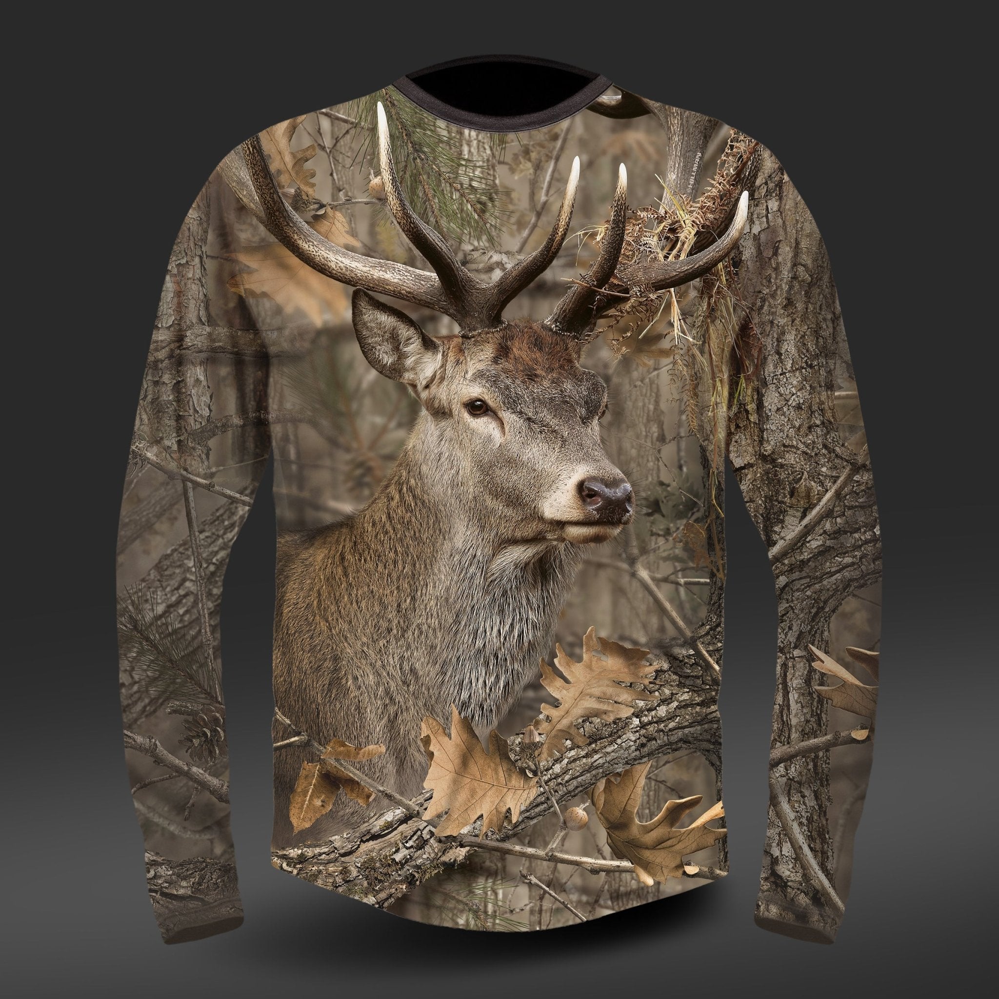Das Hillman T-Shirt Langarm – DGT Baumwolle Jagd T-Shirt mit Hirsch zeigt einen realistischen Hirsch mit großem Geweih inmitten herbstlicher Blätter mithilfe modernster Digitaldruck-Technologie. Es besteht aus ägyptischer Baumwolle, ist weich und hat einen auffälligen Camouflage-Effekt auf dunklem Hintergrund.