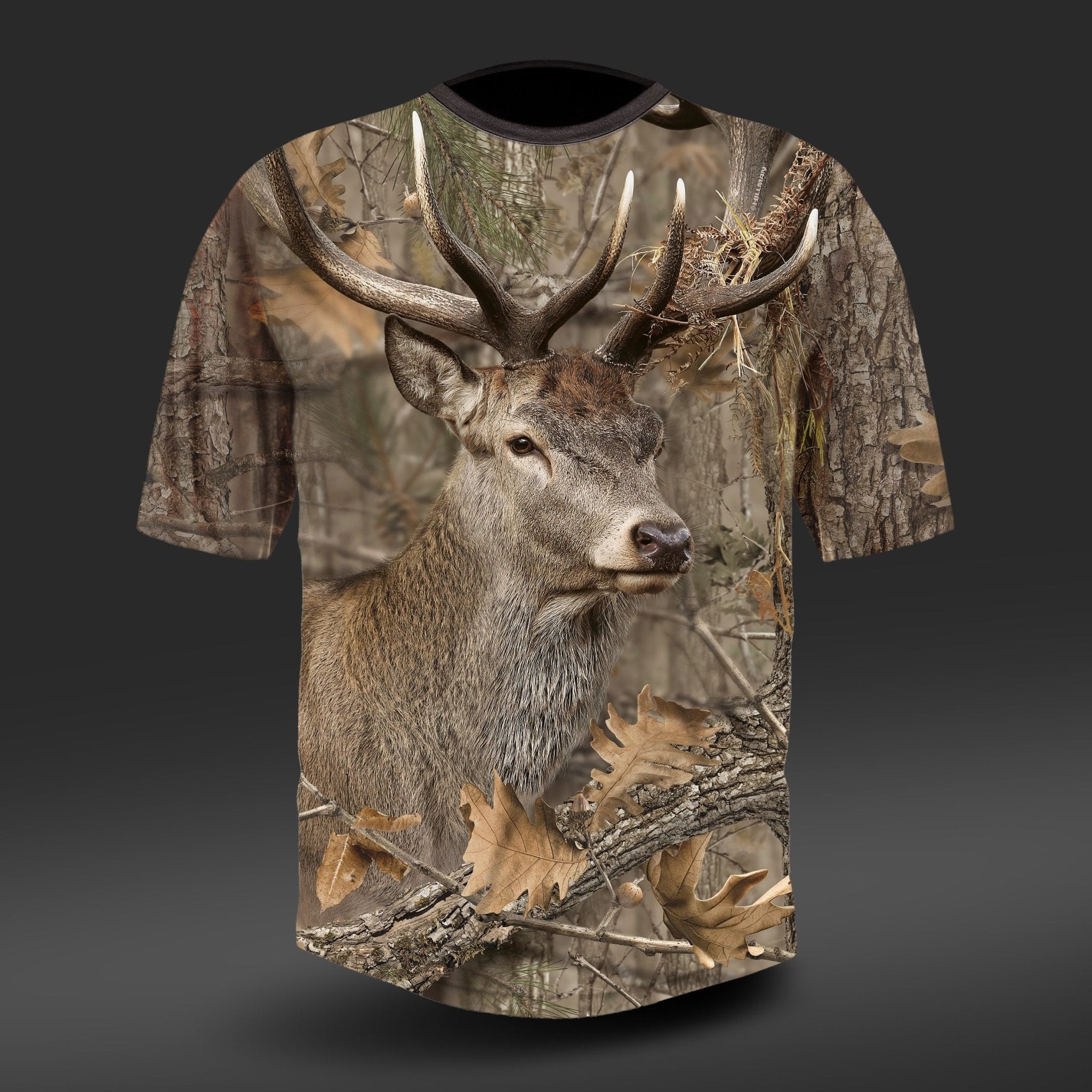 Das Hillman T-Shirt Kurzarm - DGT Baumwolle Jagd T-Shirt mit Hirsch zeigt einen Digitaldruck-Technologie-Druck eines geweihten Hirsches in einer Waldszene, der das braune Fell des Hirsches mit Baumrinde und Blättern zur Tarnung verbindet und aus weicher ägyptischer Baumwolle mit weichem Hautgefühl gefertigt ist.