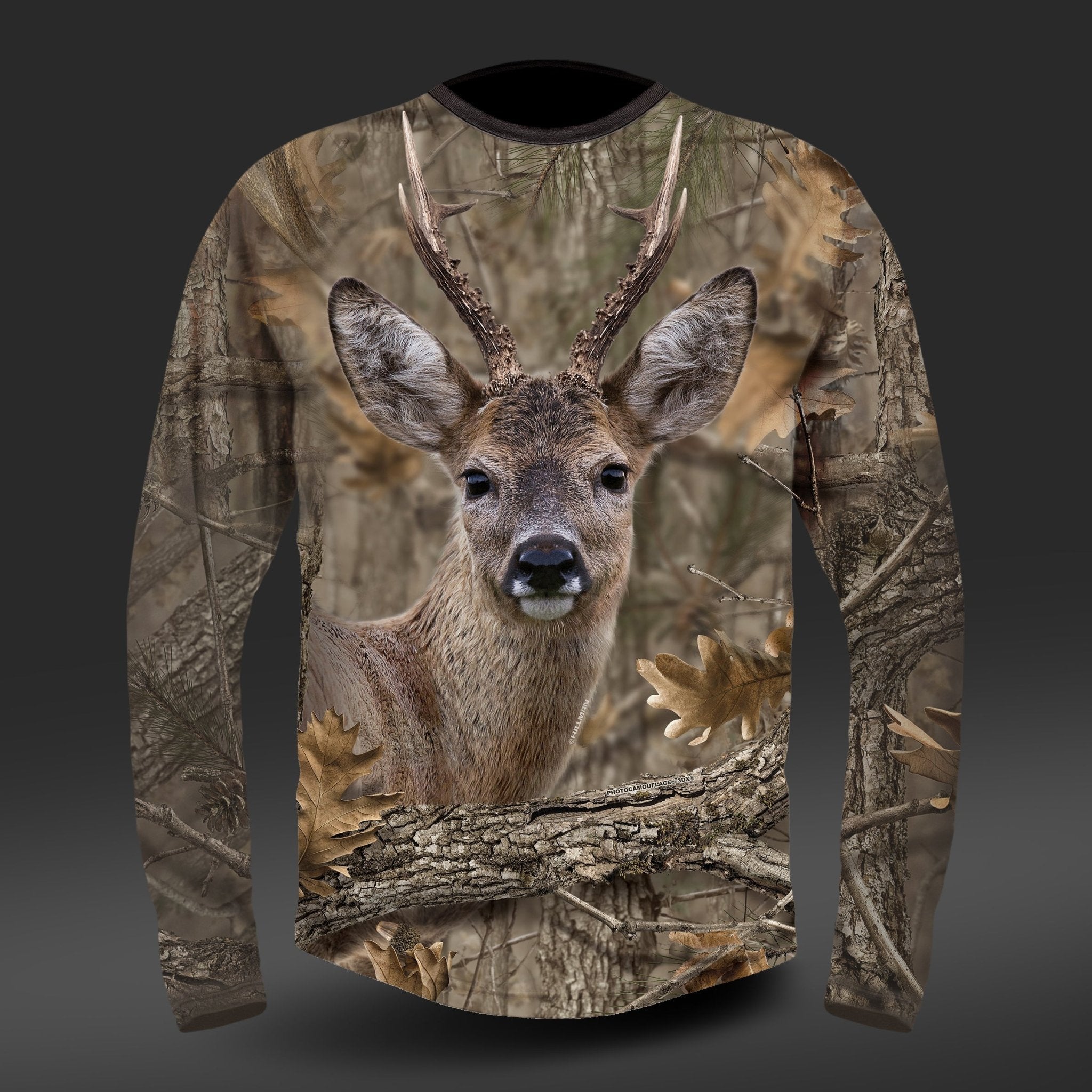 Das Langarm-T-Shirt von Hillman besteht aus ägyptischer Baumwolle und zeigt ein realistisches digitales Hirschgesicht mit Geweih. Der nahtlose Waldhintergrund aus Ästen und Blättern erzeugt dank fortschrittlicher Digitaldruck-Technologie einen natürlichen Camouflage-Effekt.
