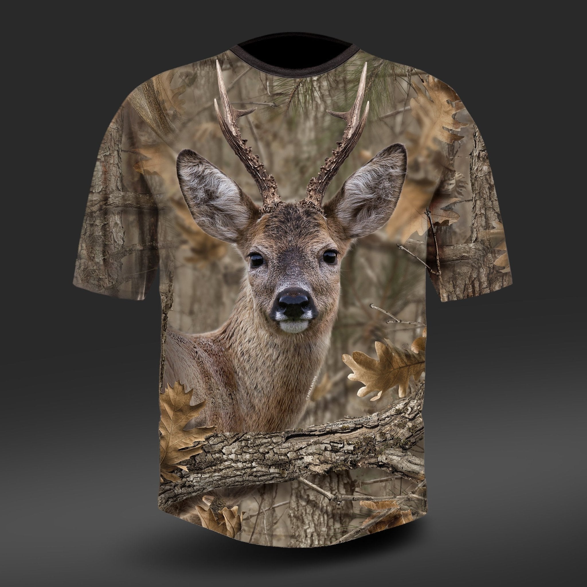 Das Hillman T-Shirt Kurzarm besteht aus hautfreundlicher ägyptischer Baumwolle und einem realistischen Hirschdruck mit Digitaldruck-Technologie für einen Tarneffekt vor dem grauen Hintergrund.