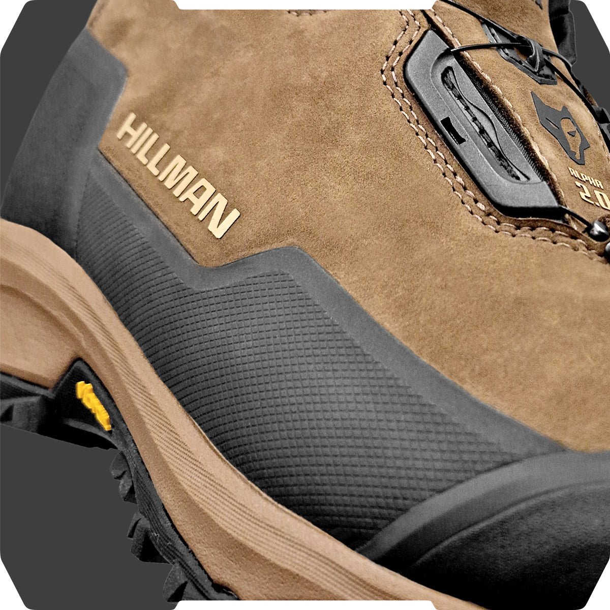 Nahaufnahme des braunen Hillman Vorbestellung 2.0 ALPHA DRYHUNT Jagdstiefels, mit strukturierter Gummisohle, schwarzen und braunen Akzenten und seitlichem Logo. Der wasserdichte Stiefel sieht robust aus und ist perfekt für Outdoor-Abenteuer. Lieferung bis zum 20.07.2025.