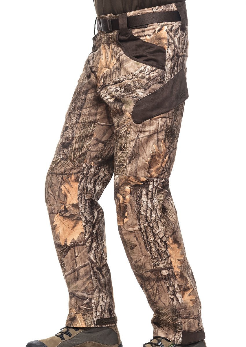 Die Hillman Camouflage Hose – Tarnhose, Sommer Jagdhose XPR verfügt über ein realistisches Waldmuster mit Baumrinde und Blättern, eine Silvergear® Anti-Geruchsbeschichtung zur Geruchskontrolle, verstärkte dunkelbraune Knieflicken für mehr Strapazierfähigkeit und Cottonsuede®-Gewebe für Komfort beim Tragen mit braunen Wanderstiefeln.