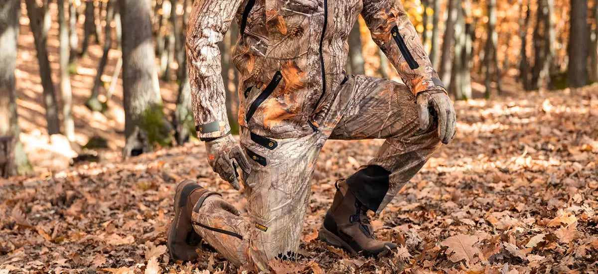 Jäger im Wald mit ARGO® 3-in-1 Tarnanzug und multifunktionaler Kopfdeckung – Camouflage Herren Tarnkleidung