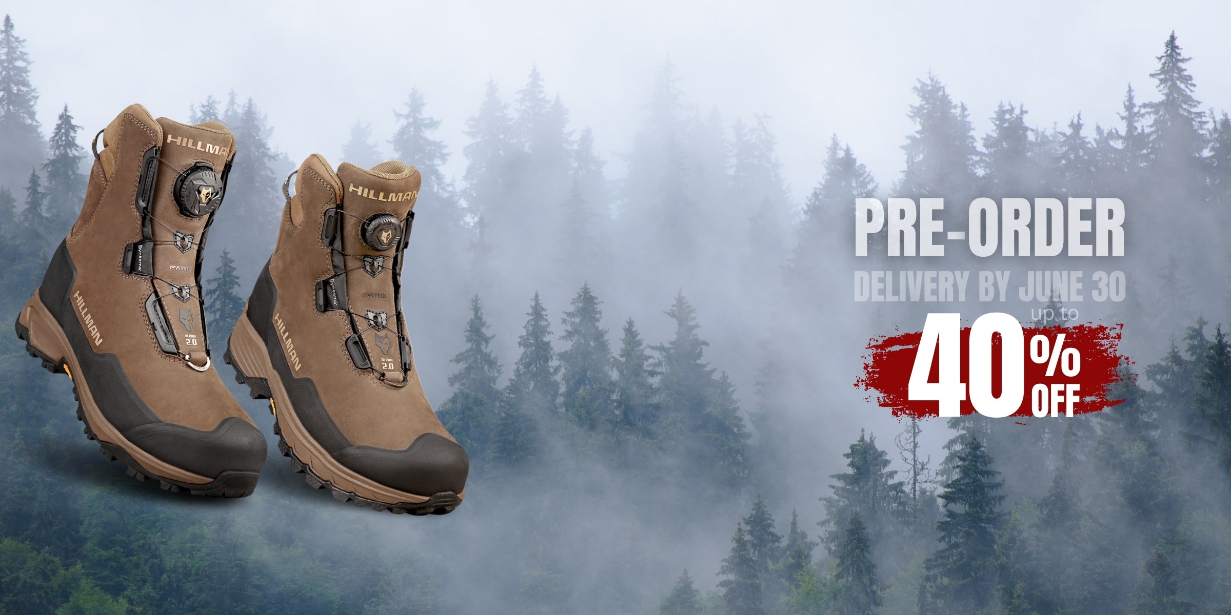 Ein Paar braune Wanderschuhe mit schwarzen Akzenten ist vor einem nebligen Waldhintergrund zu sehen. Rechts steht in fetten weißen und roten Buchstaben „VORBESTELLUNGEN, LIEFERUNG BIS 30. JUNI, BIS ZU 40 % RABATT“.