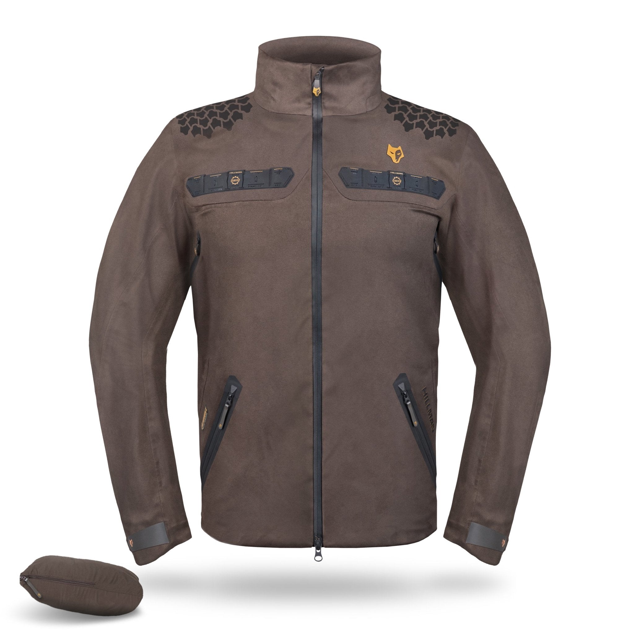 Die Hillman 5WL Ultraleichte Regenjacke ist eine braune, leichte Jagdjacke mit hohem Kragen, durchgehendem Reißverschluss und zwei Fronttaschen. Sie verfügt über dekorative Patches an Schultern und Brust mit einem kleinen Fuchs-Logo und wird mit einer passenden Reißverschlusstasche für Abenteuer bei jedem Wetter geliefert.