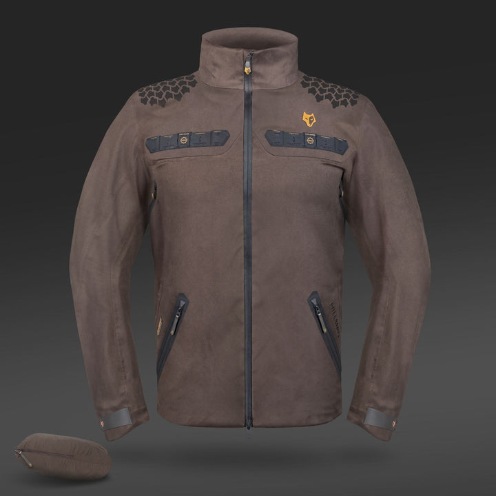 Die 5WL Ultraleichte Regenjacke von Hillman besticht durch ihr braunes Design mit schwarzem Reißverschluss, zwei Brusttaschen mit Reißverschluss und zwei Seitentaschen. Sie hat ein gemustertes Schulterdesign und ein kleines Logo auf der linken Brust. Mit abnehmbarer Kapuze ist sie perfekt für präzise Jagdabenteuer.