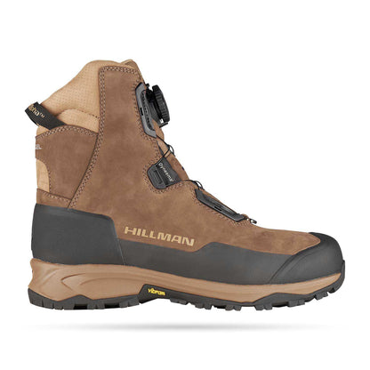 Der Hillman Vorbestellung 2.0 ALPHA AEROGEL Jagdstiefel ist ein braun-schwarzer, wasserdichter Outdoor-Stiefel mit einer robusten Sohle, einem Wählscheiben-Schnürsystem und einer stabilen Konstruktion - perfekt für Wanderungen oder den harten Einsatz. Lieferung bis zum 20.07.2025.