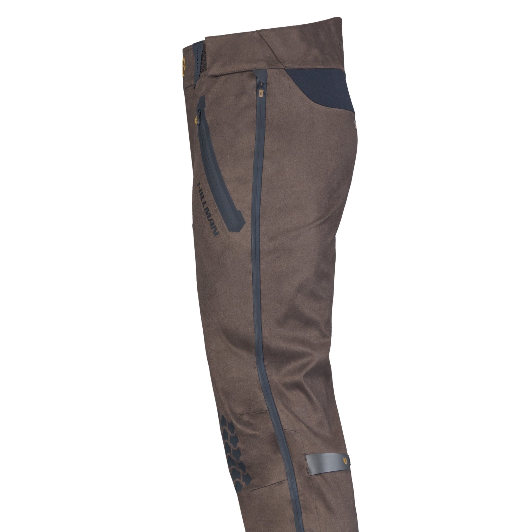 Seitenansicht der Hillman 5WL Wasserdichte Regenhose – Jagdhose. Braun mit schwarzen Reißverschlüssen und Details. Diese ultraleichte Regenhose für den Outdoor-Einsatz verfügt über einen Wadengurt, ein abstraktes Muster am rechten Oberschenkel, verstärkte Bereiche und sichtbare Nähte für mehr Strapazierfähigkeit.