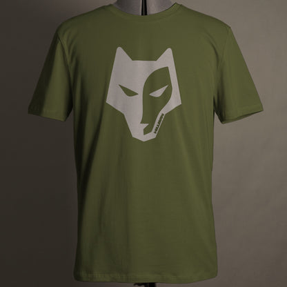 Das olivgrüne Jagdshirt Alpha von Hillman präsentiert sich mit einem stilisierten grauen Wolfsgesicht-Logo. Gefertigt aus hochwertiger ägyptischer Baumwolle vereint dieses T-Shirt Qualität und Stil. Präsentiert auf einer Schaufensterpuppe vor neutralem Hintergrund, verkörpert es mühelos Eleganz und Funktionalität.