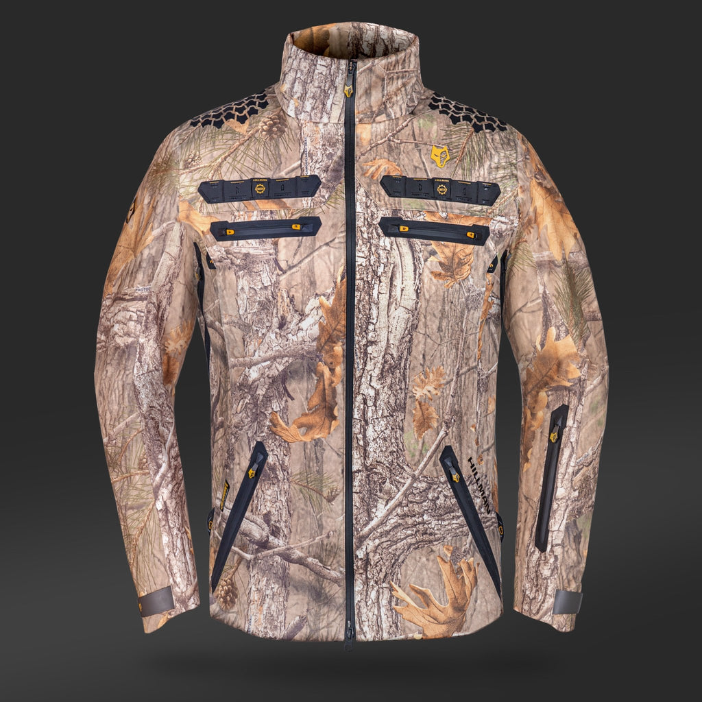 Die Hillman 6OL Winter-Jagdjacke in Camouflage besticht durch ein realistisches Baumrinden- und Blattmuster auf dunklem Grund, ergänzt durch schwarze Reißverschlüsse und Taschen. Der hohe Kragen und die gelben Akzente machen sie perfekt für jedes Jagderlebnis.