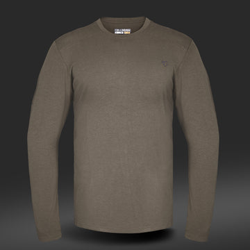Das 1UL Langarmshirt Bambus von Hillman ist ein olivgrünes Langarmshirt mit kleinem Logo-Stick auf der linken Brust und rundem Ausschnitt. Hergestellt aus Bambusfaser, bietet es Feuchtigkeitsregulierung für optimalen Tragekomfort und besticht durch sein lässiges und schlichtes Design auf dunklem Farbverlaufsgrund.