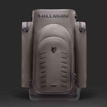 Der schlichte, graue Hillman Sitzrucksack - Wasserdichter Jagd Rucksack Stuhl XWP40 steht aufrecht vor einem dunklen Hintergrund und präsentiert sich mit mehreren Fächern, Seitentaschen und einem Wolfslogo. Dieser moderne Rucksack vereint minimalistisches Design mit bester Outdoor-Performance.