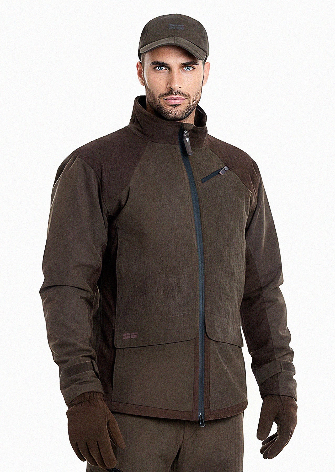 Ein Mann, der die Hillman Jagdjacke Herren Winter - Wasserdicht & Warm | Fusion™ zusammen mit den dazugehörigen Handschuhen und einer passenden Mütze trägt, steht mit dem Gesicht nach vorne vor einem schlichten weißen Hintergrund.