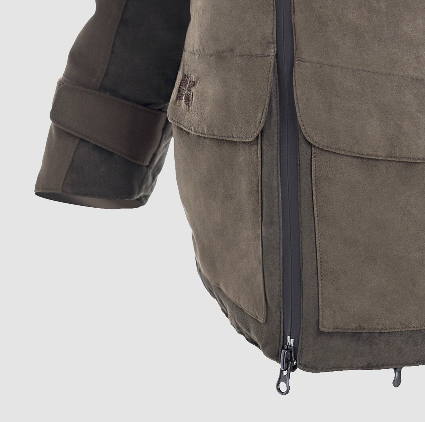 Nahaufnahme der Hillman Jagdjacke Herren Winter - Wasserdicht & Warm | Fusion™ aus braunem Wildleder mit Cordura-Details, die den Frontreißverschluss, zwei Pattentaschen und einen Klettverschluss an der linken Manschette zeigt; die Jacke hat einen weichen, strukturierten Look.