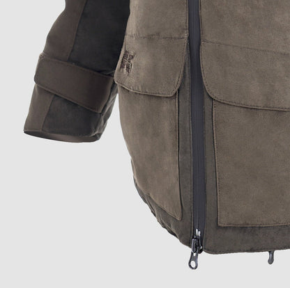 Nahaufnahme der Hillman Jagdjacke Herren Winter - Wasserdicht & Warm | Fusion™ aus braunem Wildleder mit Cordura-Details, die den Frontreißverschluss, zwei Pattentaschen und einen Klettverschluss an der linken Manschette zeigt; die Jacke hat einen weichen, strukturierten Look.