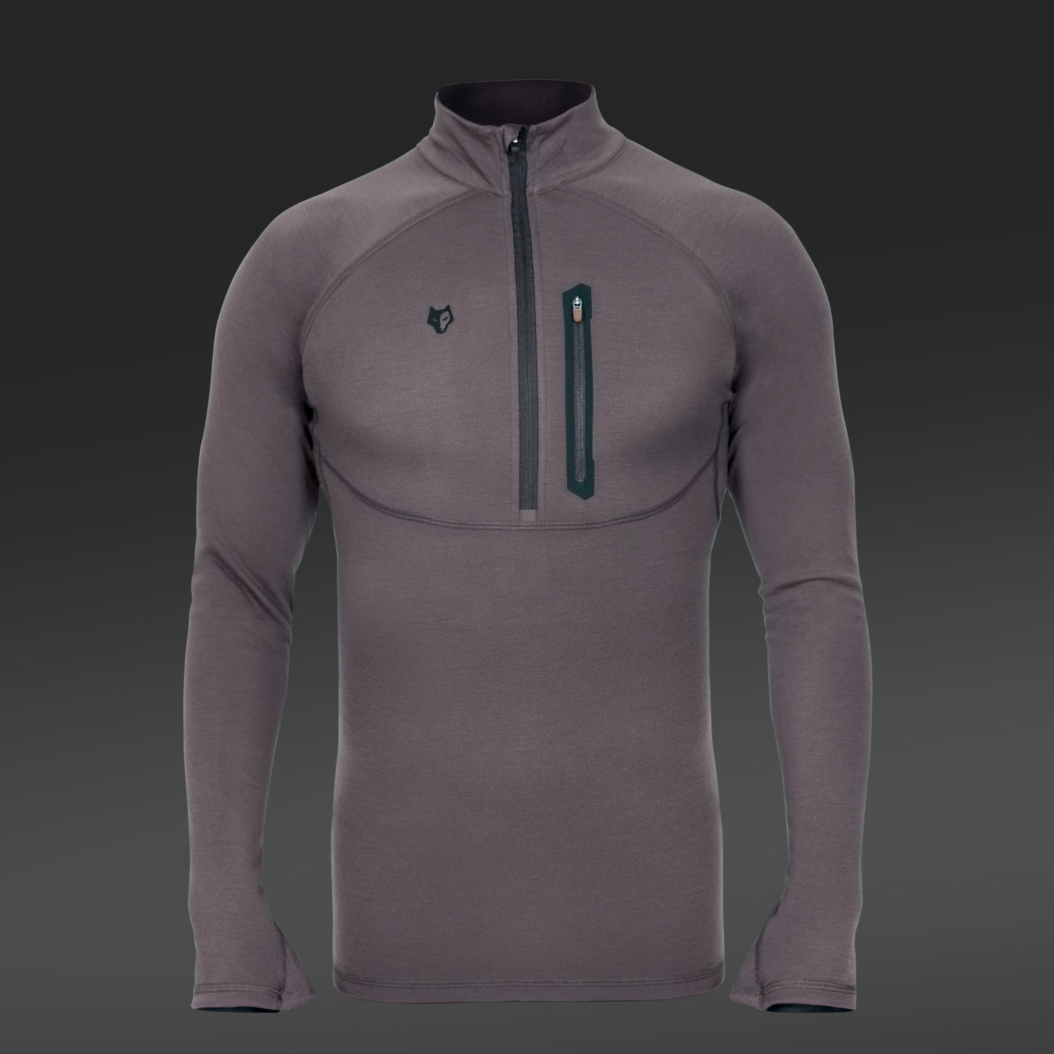 Ein graues langärmeliges Sportshirt mit einem Viertelreißverschluss vorne und einer Brusttasche mit Reißverschluss auf einem dunklen Hintergrund mit Farbverlauf.