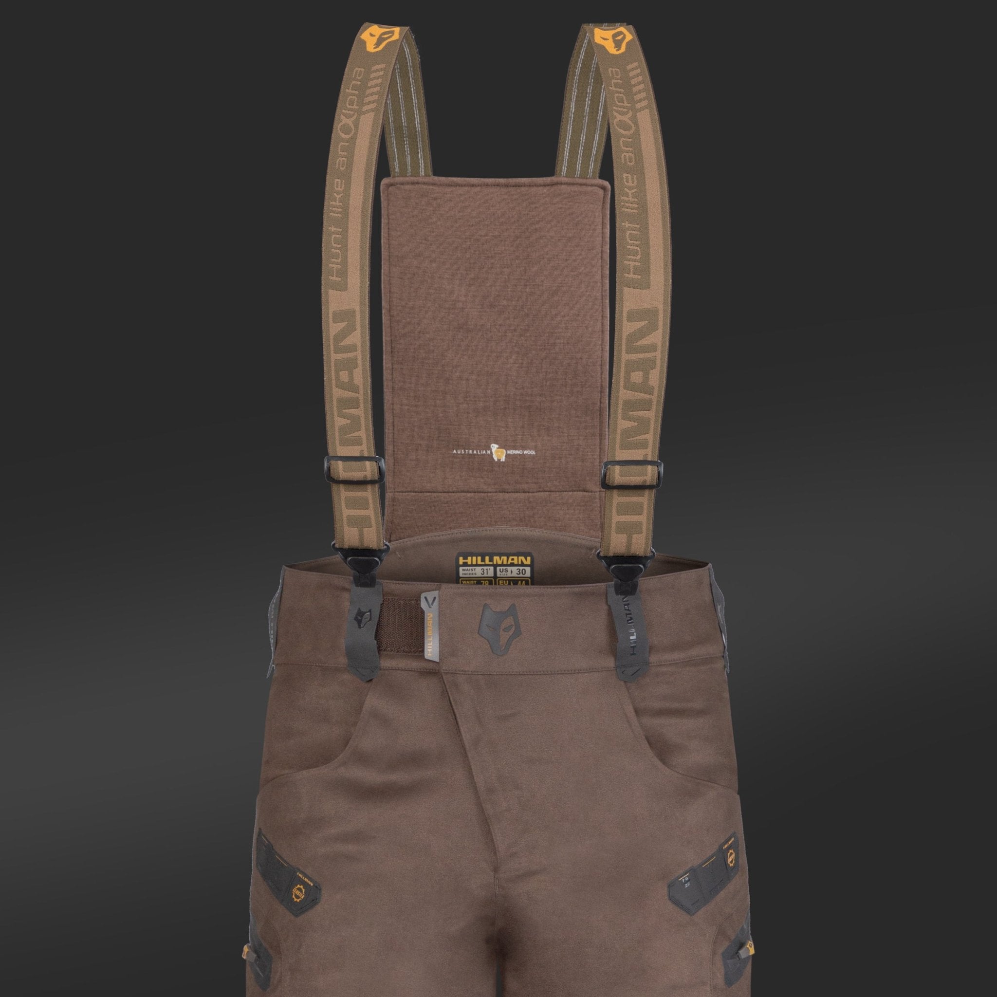 Die Hillman 6OL Winter Jagdhose Camouflage verfügt über verstellbare Hosenträger mit Logo-Muster, verstärkte Knie und mehrere Taschen. Diese robuste Tarnhose bietet einen langlebigen Look und ist ideal für Outdoor-Aktivitäten.