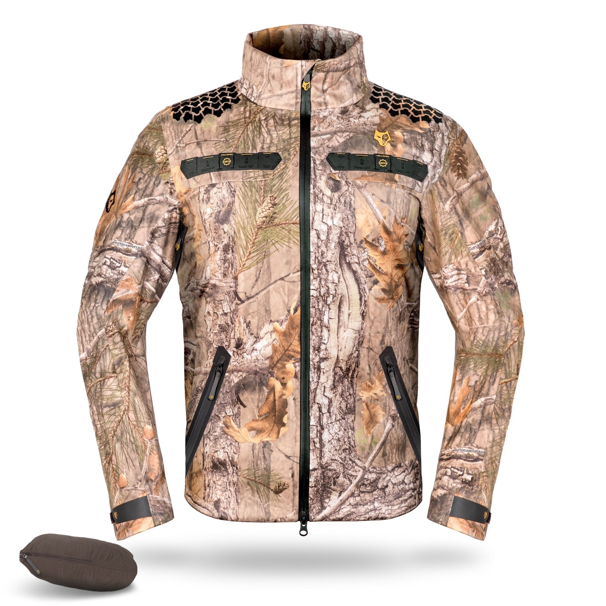 Die Hillman 5WL Ultraleichte Regenjacke ist eine Camouflage-Jacke mit naturinspiriertem Waldmuster, schwarzen Reißverschlüssen und Akzenten auf Brust und Taschen. Sie hat einen hohen Kragen und eine kleine zylindrische Tasche zur Aufbewahrung – ideal für Outdoor-Aktivitäten.