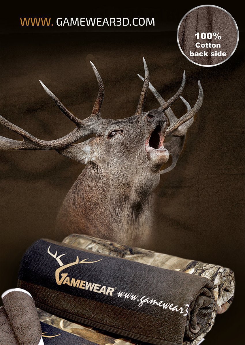 Ein röhrender Hirsch thront über zwei gerollten Tarndecken mit den Aufschriften „Gamewear“ und „gameworks3d.com“. Die Aufschrift „Rückseite 100 % Baumwolle“ vermittelt authentische Jagdatmosphäre. Produkt: Hillman® 30x50cm Duschtuch Hirsch.