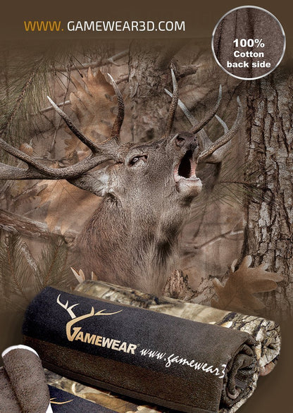 Das 30x50cm große Duschtuch Hirsch von Hillman® besticht durch sein Camouflage-Muster und das realistische Logo eines röhrenden Hirsches, das für eine noch stärkere Jagdatmosphäre sorgt. Die Rückseite ist mit der Aufschrift „100% Baumwolle“ versehen und über dem Design steht „www.GAMEWEAR3D.com“.