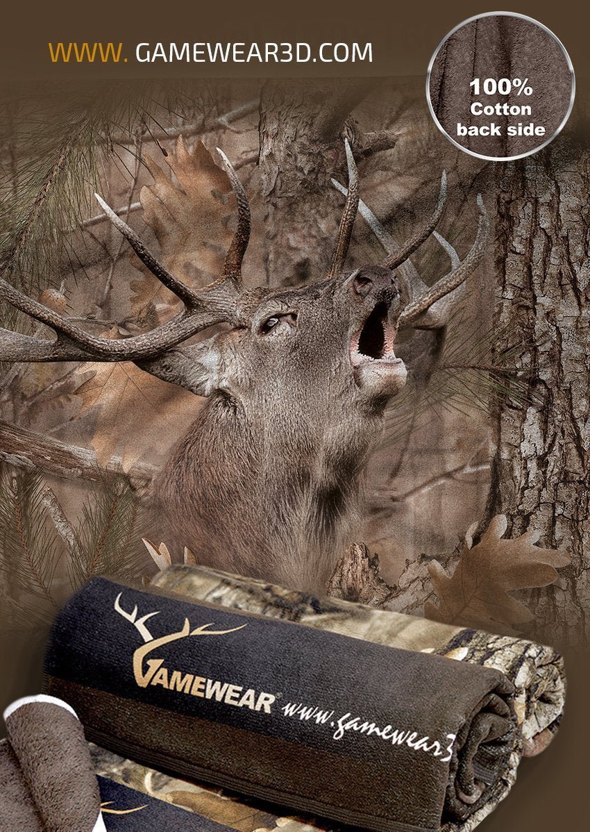 Das 30x50cm große Duschtuch Hirsch von Hillman® besticht durch sein Camouflage-Muster und das realistische Logo eines röhrenden Hirsches, das für eine noch stärkere Jagdatmosphäre sorgt. Die Rückseite ist mit der Aufschrift „100% Baumwolle“ versehen und über dem Design steht „www.GAMEWEAR3D.com“.