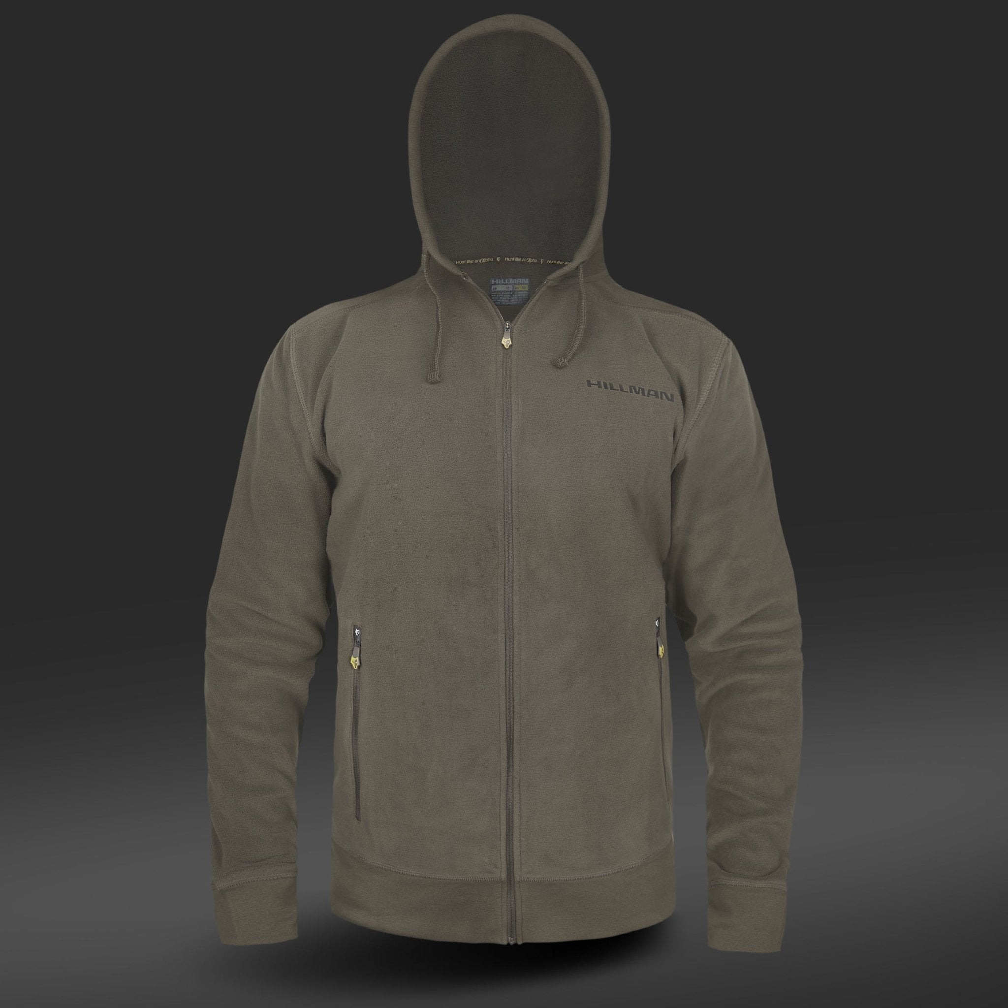 Der olivgrüne HOODIE - HOODIE-RUCKSACK von Hillman® ist aus komfortablem Nanofleece-Gewebe gefertigt und verfügt über ein Reißverschlussdesign mit Kapuze, zwei Taschen und einem dezenten Logo auf der Brust. Der dunkle Farbverlauf sorgt für einen auffälligen Kontrast.