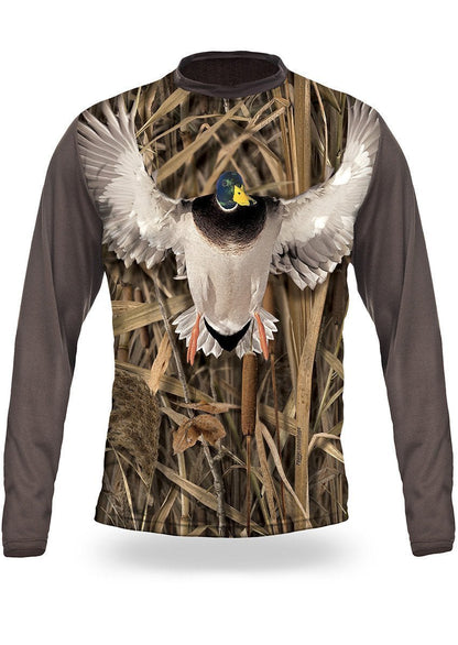 Das Hillman® Langarmshirt – Stockente T-Shirt Langarm zeigt den naturgetreuen Aufdruck einer fliegenden Ente vor hohem, trockenem Gras. Es ist aus ägyptischer Baumwolle gefertigt und bietet höchsten Tragekomfort. Die Ärmel und der Ausschnitt sind in Dunkelgrau kontrastiert.