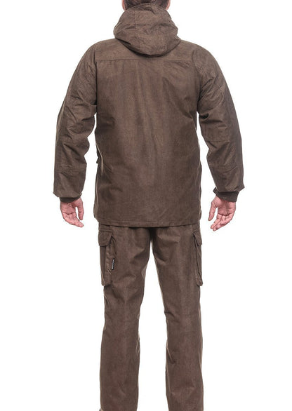 Eine Person modelliert die Argo® Jagdanzug ARGO® 3-in-1 Winter Jagdbekleidung für Herren - eine braune Kapuzenjacke mit atmungsaktiver Membran und passender Cargohose - vor einem weißen Hintergrund, von der Kamera weg.