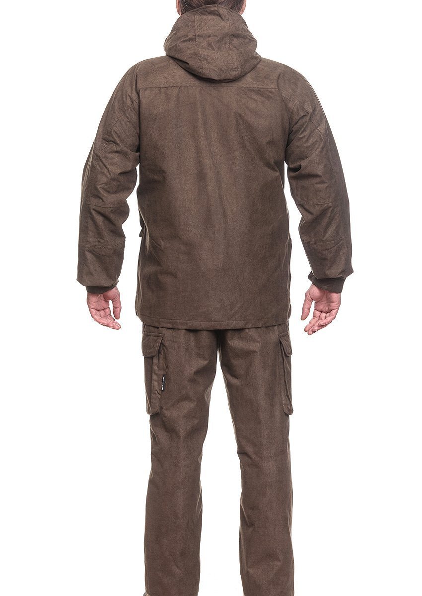 Eine Person modelliert die Argo® Jagdanzug ARGO® 3-in-1 Winter Jagdbekleidung für Herren - eine braune Kapuzenjacke mit atmungsaktiver Membran und passender Cargohose - vor einem weißen Hintergrund, von der Kamera weg.