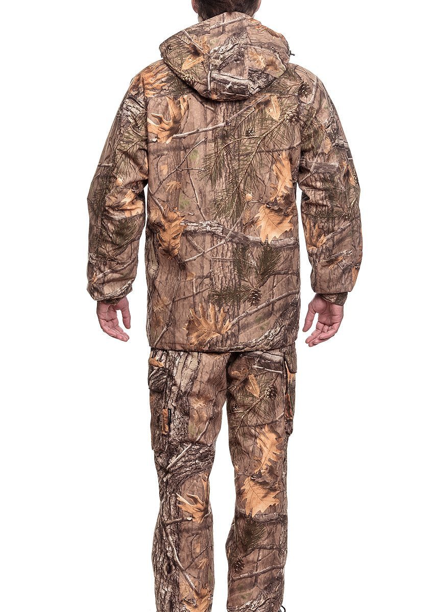 Eine Person, die den Argo® Jagd Tarnanzug ARGO® 3-in-1 Camouflage für Männer mit einem braunen Tarnmuster trägt, steht mit dem Rücken zur Kamera vor einem weißen Hintergrund.