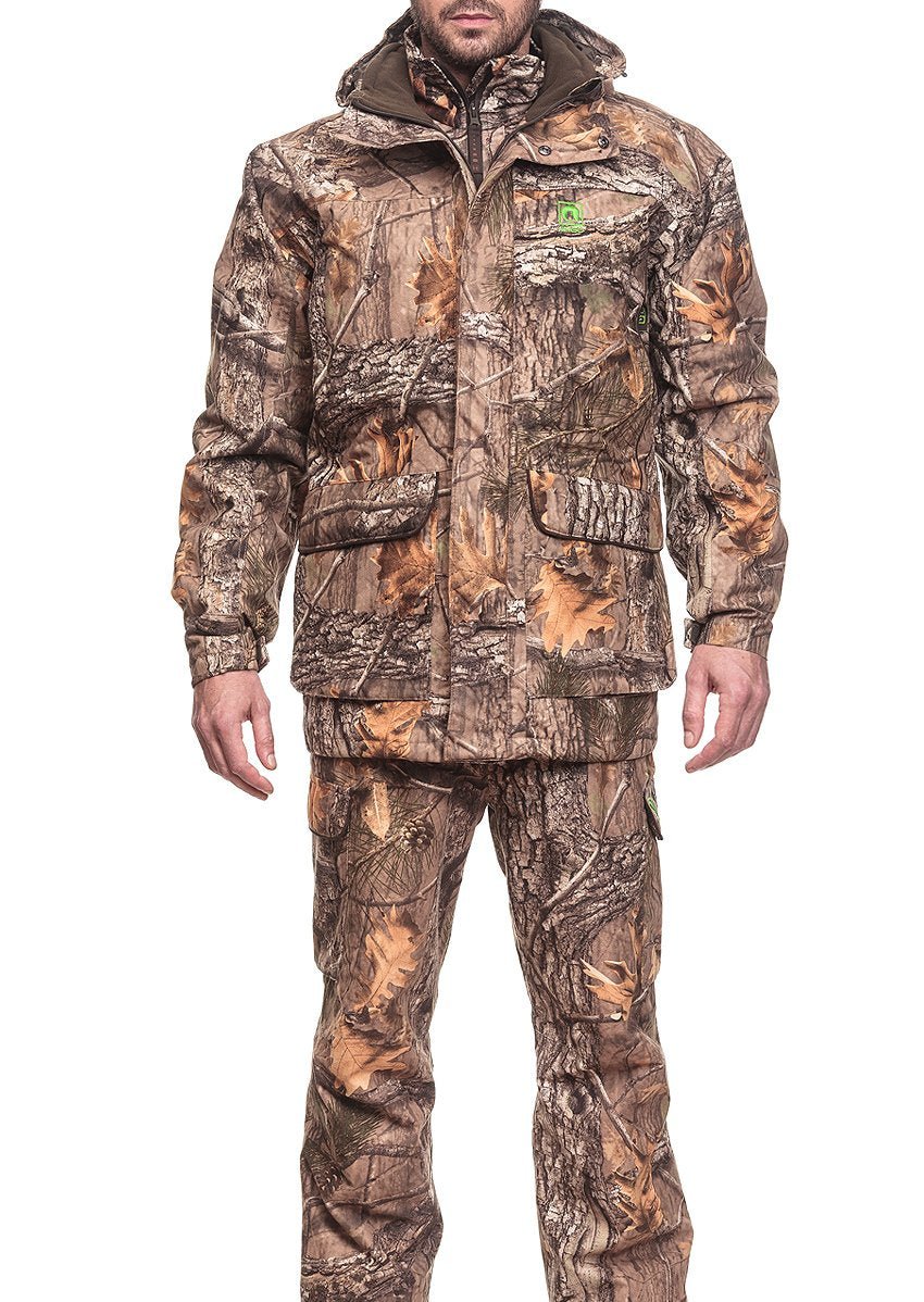 Eine Person trägt den ARGO® 3-in-1 Winterjagdanzug, bestehend aus einer passenden Camouflage-Jacke und Hose mit Blatt- und Rindenmuster. Dieses Outfit umfasst eine Kapuze, Vordertaschen und eine wasserdichte Membran, ideal für Outdoor-Aktivitäten. Sie stehen vor einem weißen Hintergrund.