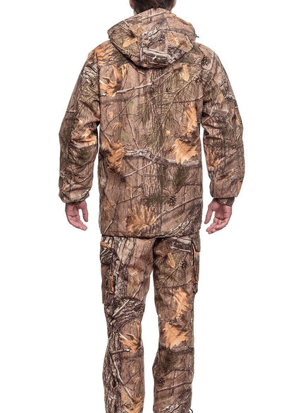 Eine Person, die den ARGO® Winterjagdanzug trägt, der aus Jacke, Hose und Kapuze in Camouflage in Braun-, Grün- und Erdtönen besteht. Die Kleidung ist perfekt für Outdoor-Aktivitäten wie Jagen oder Wandern, da ihre wasserdichte Membran bei jedem Wetter Trockenheit gewährleistet.