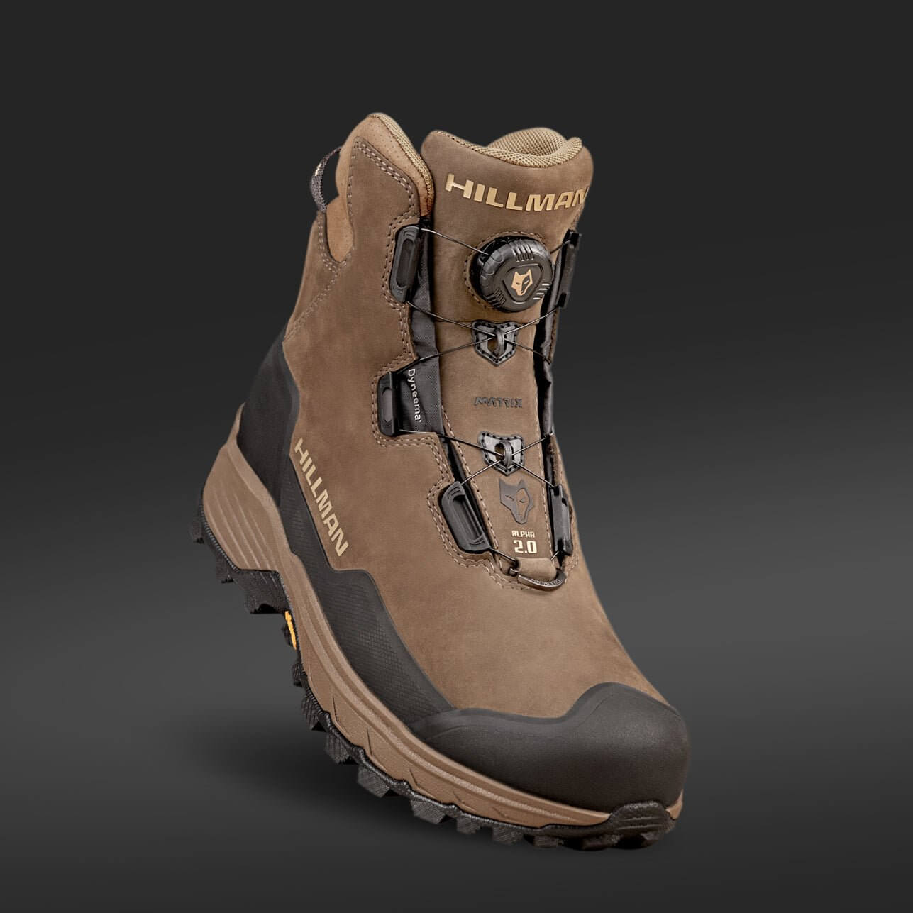 Der Vorbestellung 2.0 ALPHA DRYHUNT Jagdstiefel von Hillman besticht durch eine robuste Sohle und eine moderne Schnürung auf dunkelgrauem Grund. Dieser braune Stiefel ist perfekt für Outdoor-Abenteuer, verfügt über einen verstärkten Zehenschutz und ist wetterfest. Die Lieferung erfolgt voraussichtlich bis zum 30.06.2025.