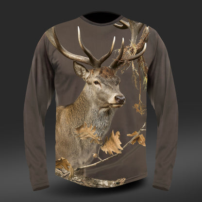 Das Langarm-T-Shirt „DGT Baumwolle Jagd T-Shirt mit Hirsch“ von Hillman zeigt einen Hirsch mit majestätischem Geweih auf naturbelassenem Hintergrund. Hergestellt aus ägyptischer Baumwolle, verbindet die Digitaldruck-Technologie erdige Töne und filigrane Details nahtlos in den Stoff.