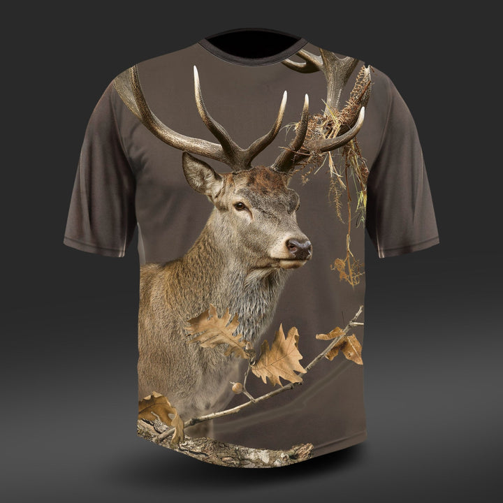 Das Hillman T-Shirt Kurzarm – DGT Baumwolle Jagd T-Shirt mit Hirsch zeigt einen majestätischen Hirsch mit großem Geweih im Digitaldruck auf natürlichem Braun und schafft so ein harmonisches Wildtiermotiv. Hergestellt aus ägyptischer Baumwolle bietet es einen weichen Griff.