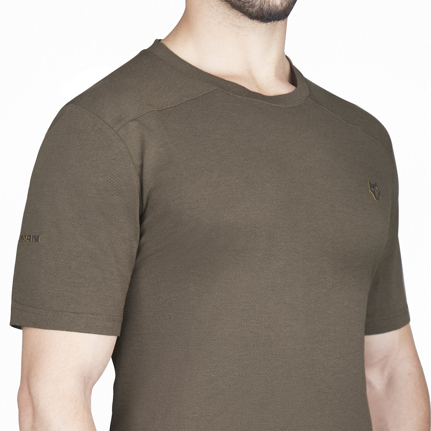 Jemand trägt das Hillman 1UL Kurzarm-T-Shirt, ein schlichtes olivgrünes Kurzarmshirt aus antibakterieller Bambusfaser mit dezenten Logos auf Brust und Ärmel vor weißem Hintergrund.